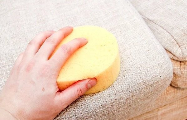 طريقة تنظيف الكنب الفاتح من البقع